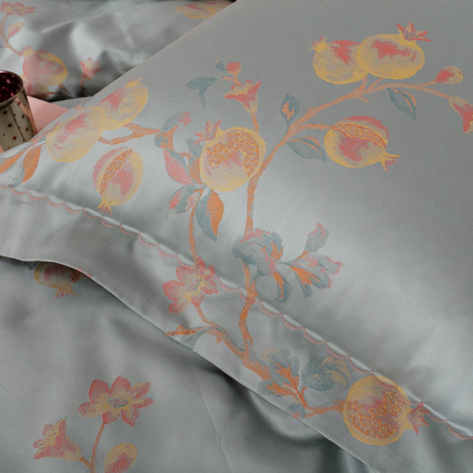 Pomegranate-motif cotton yarn-dyed jacquard bedding detail